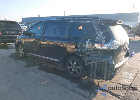 2012 Toyota Sienna Se 8 Passenger z USA, uszkodzony, nr VIN 5TDXK3DC0CS179348